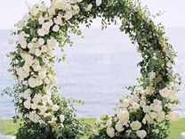 Свадебная арка из живых и искусственных цветов