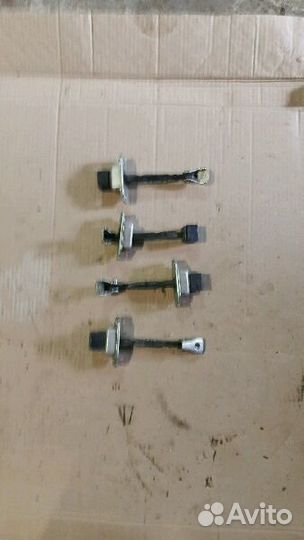 Ограничитель двери Митсубиси Лансер 10к