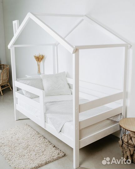 Детская кровать Домик из массива