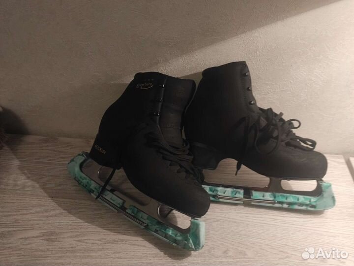 Фигурные коньки edea260