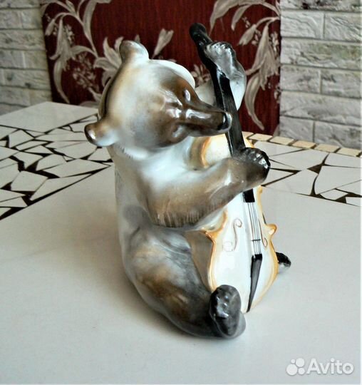 Фарфоровая статуэтка Медведь с контрабасом. лфз
