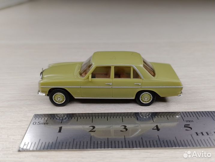 A26.1) Mercedes-Benz 200 (W108) 1965-1972 бледно-з