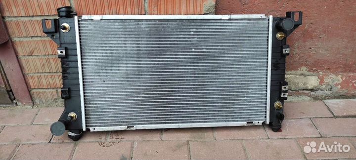 Радиатор Крайслер додж 3.3