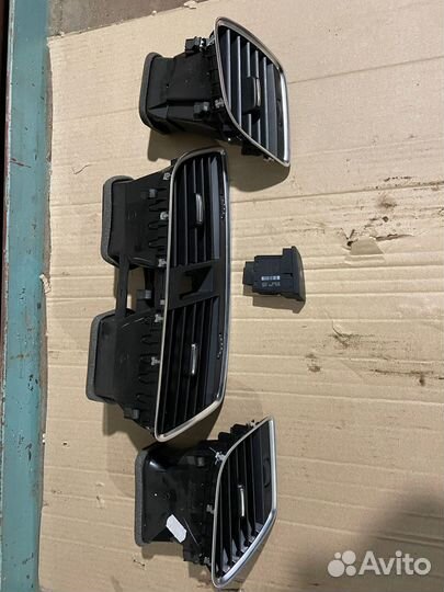 Дефлектор и кнопка аварийной сигнализации Audi Q3