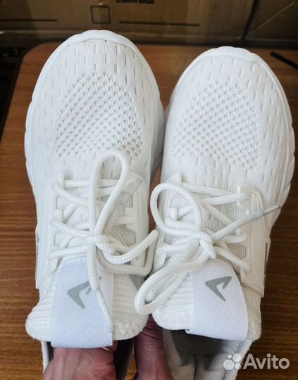 Кроссовки женские