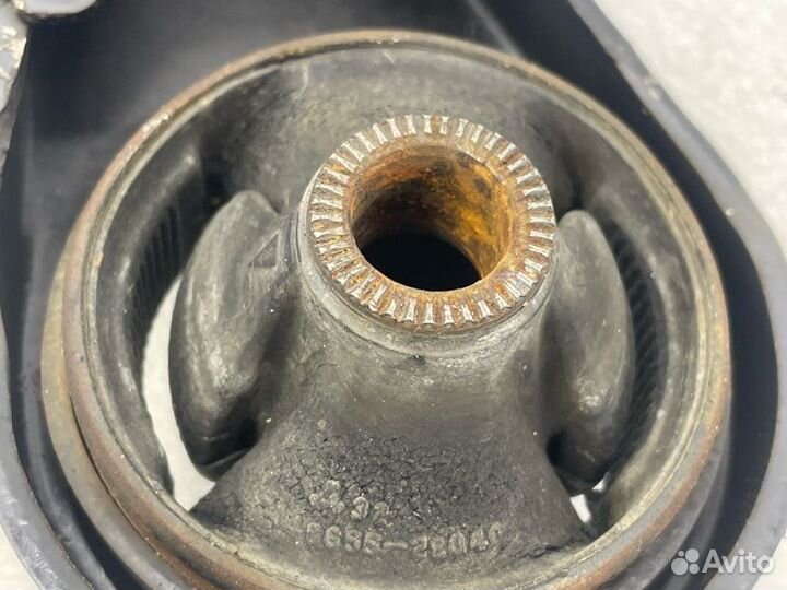 Рычаг подвески нижний передний правый Toyota Noah