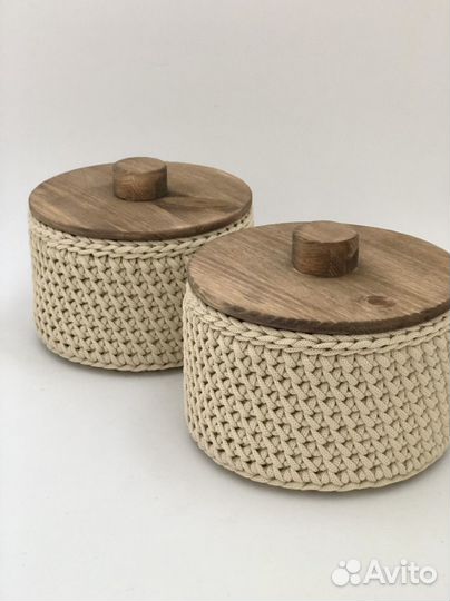 Вязаная корзинка с деревянной крышкой