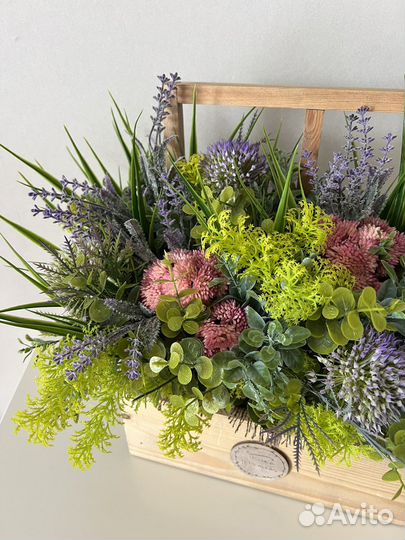 Композиция из искусственных цветов