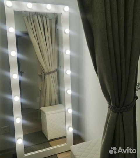 Гримерное зеркало с лампочками