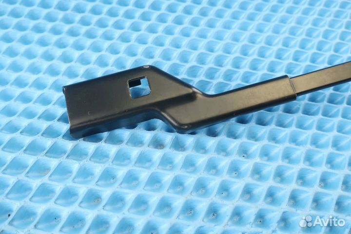 Поводок стеклоочистителя передний правый 5J1955410