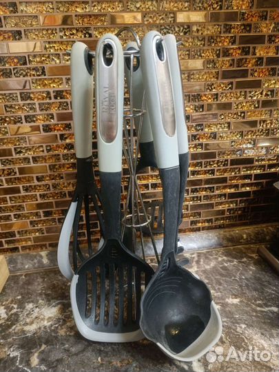 Набор кухонных принадлежностей на подставке