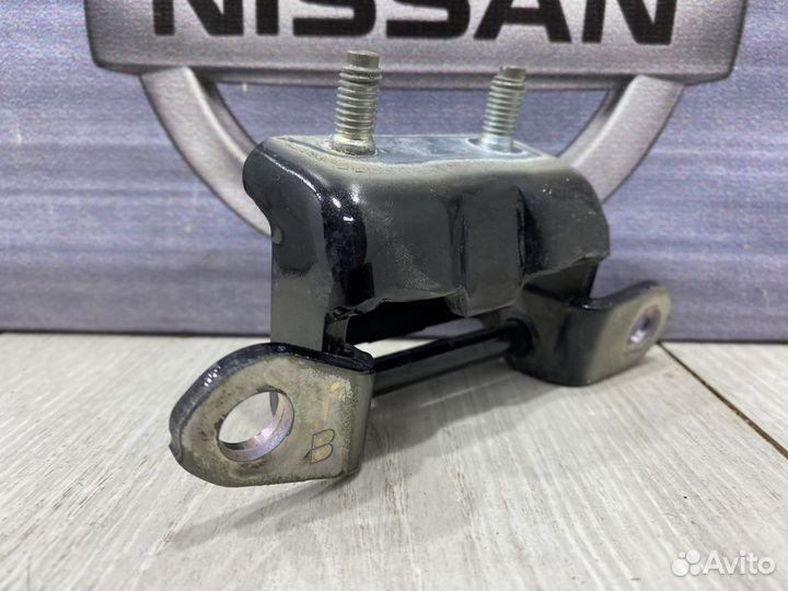 Петля двери Nissan almera G15 Лев