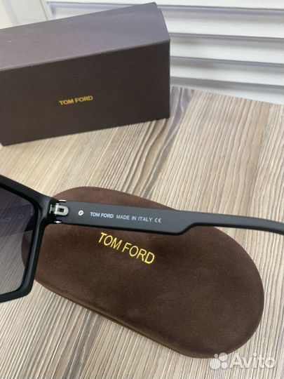 Солнцезащитные очки Tom Ford