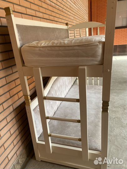 Двухъярусная кровать