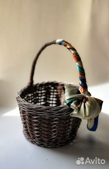 Корзина плетеная из бумажной лозы