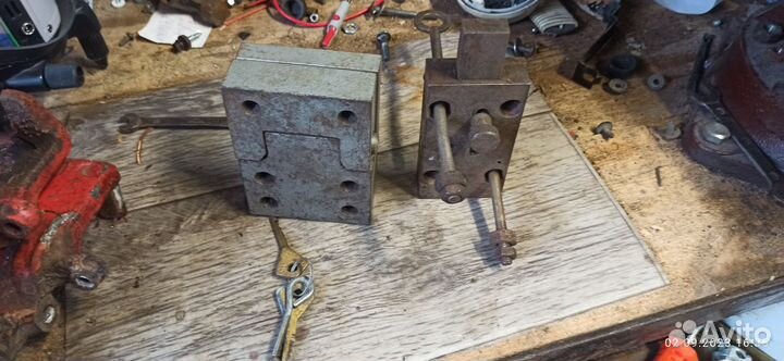 Замок гаражный накладной