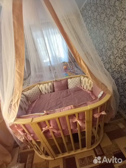 Детская кроватка с маятником