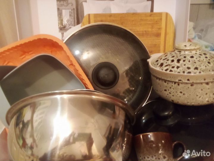 Гора посуды- (сковородки, тарелки, приборы, доски)