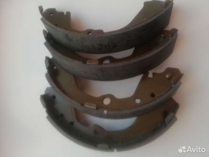 Продам задние тормозные колодки Ниссан сирена 4шт