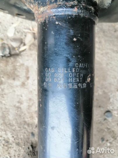 Стойки амортизатора передние Toyota RAV-4 2006