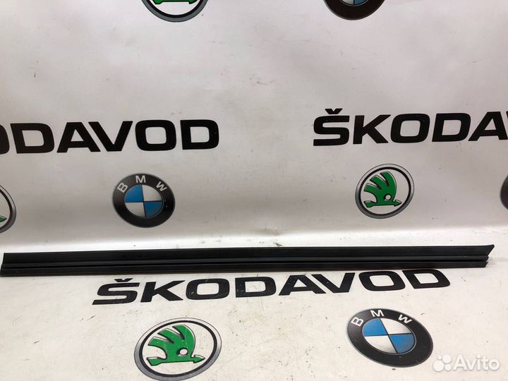 Уплотнитель стекла передний правый Skoda Octavia