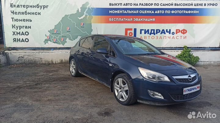 Рейка топливная (рампа) Opel Astra J