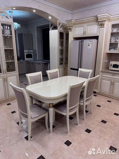 В наличии стол