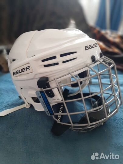 Хоккейный шлем