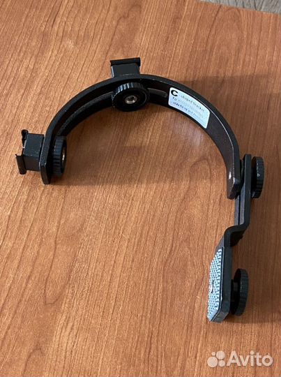 Крепление для вспышки C-образной формы