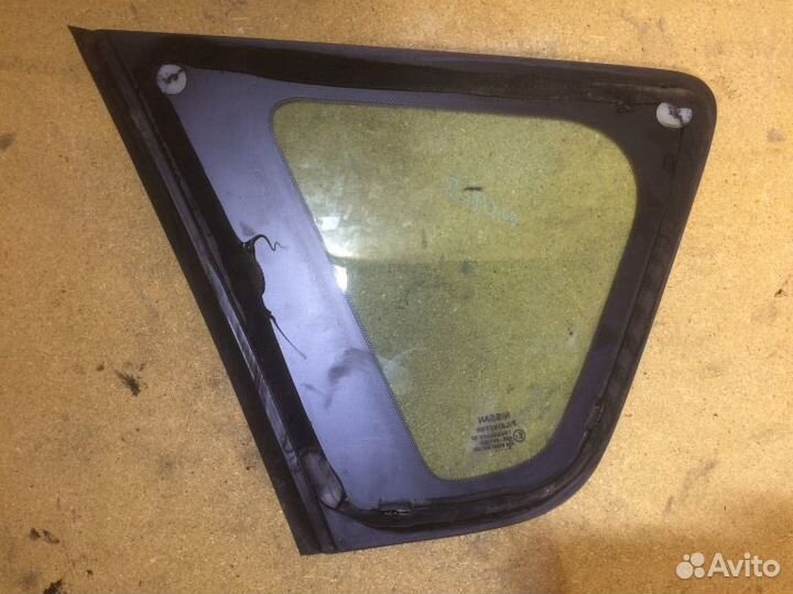 833009U000 Стекло кузова правое Nissan Note E11