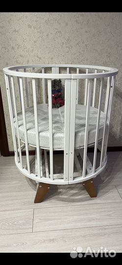 Детская кроватка с маятником