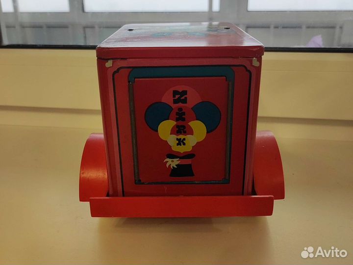 Машинка с двигателем