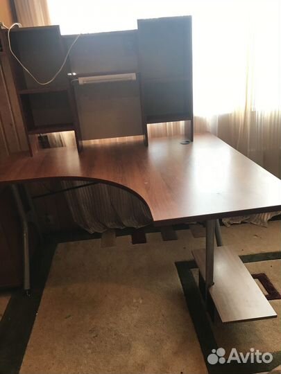 Угловой письменный стол с полками