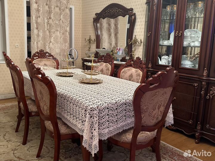 Стол со стульями