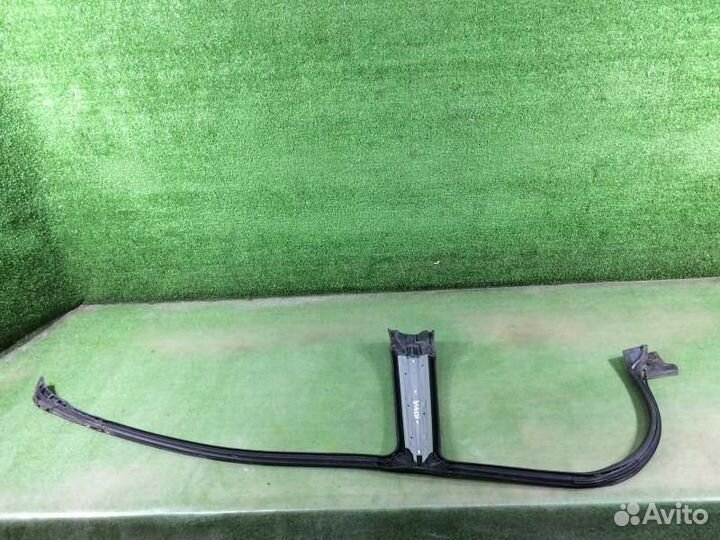 Уплотнитель стекла двери левый Subaru Impreza GG3