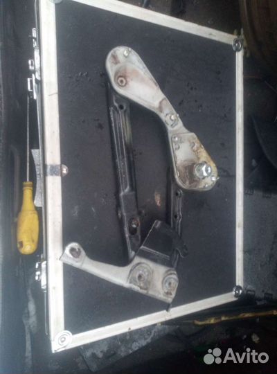 Петля права, передняя. 124 мерседес