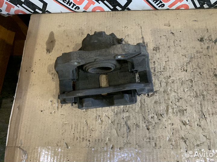 Суппорт передний правый Peugeot 206