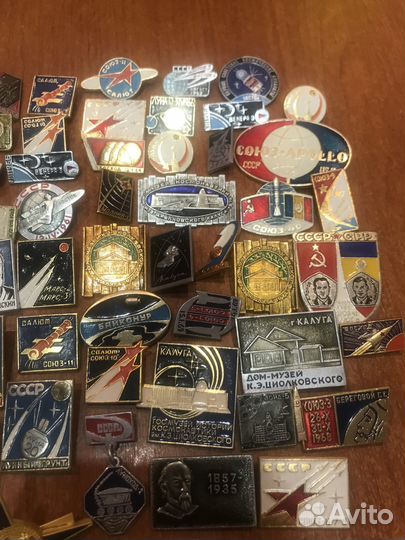 Продам значки космос