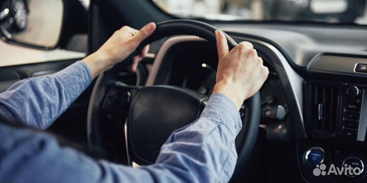 Водитель на своем автомобиле