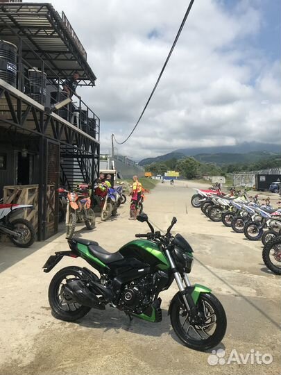 Мотоцикл Bajaj dominar 400