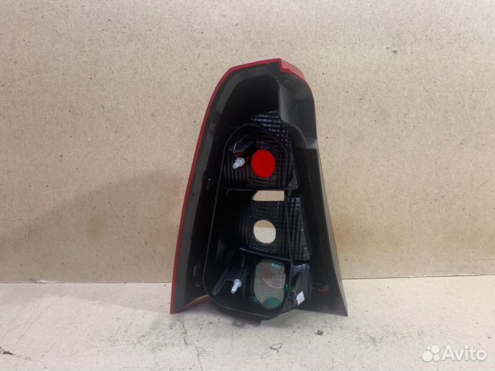 Фонарь задний правый Renault Logan 1