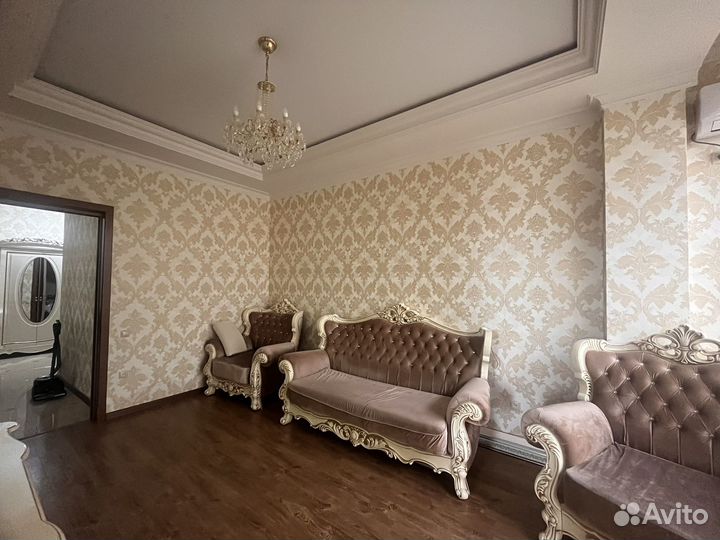 Продаются хол в хоршем состоянии и тумба