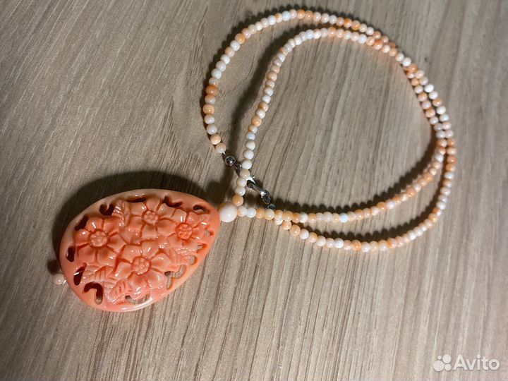 Колье с кораллом и резным подвесом