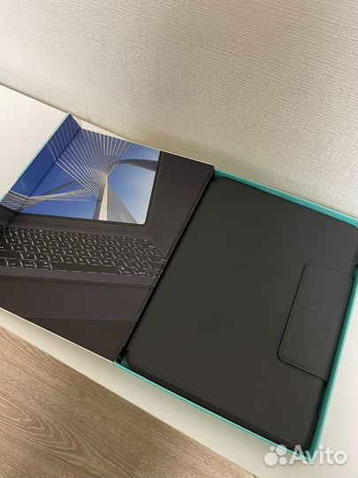 Клавиатура Logitech Slim Folio для iPad Pro 11