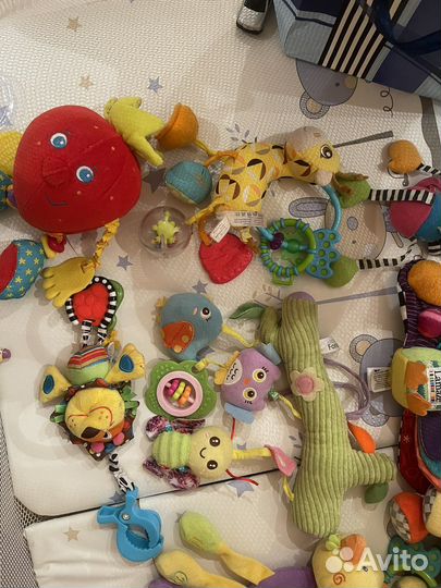 Навесные игрушки на коляску и кроватку