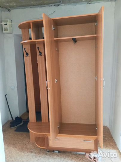 Прихожая со шкафом и зеркалом бу