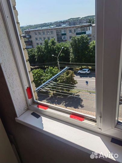 Установка бельевых сушилок за окном
