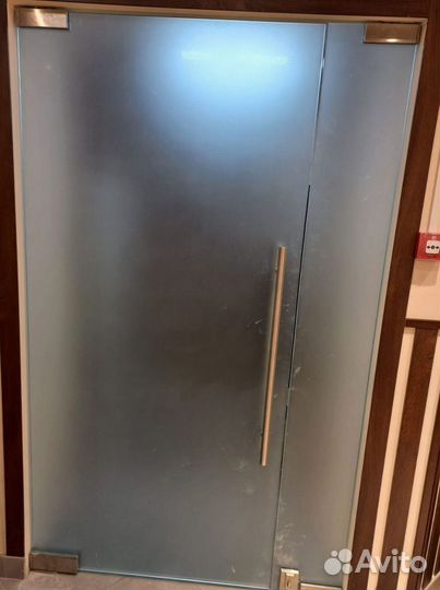 Стеклянная алюминиевая дверь