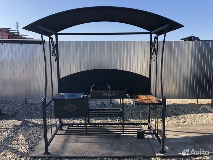Мангал с крышей