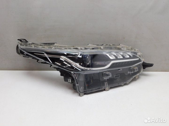 Фара правая Toyota Fortuner